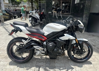 Triumph_Speed_Triple 765 và 1200 ABS Bản full RS có Phuột Ohlins Trước và sau ,Màu Đen , Date Vin 2022 Đăng ký 12/2021 HQCN chính chủ