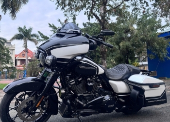 _ Mới về Xe HARLEY DAVIDSON Street Glide 114ci 1868cc ABS Màu Đen (Đang Dán Decal Trắng ) , HQCN Date 2021 Đăng ký 2022 chính chủ , odo 10.300 km , xe đẹp có gắn thêm nhiều đồ chơi sịn . 